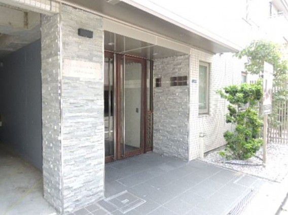 エントランス　落ち着いたエントランスです