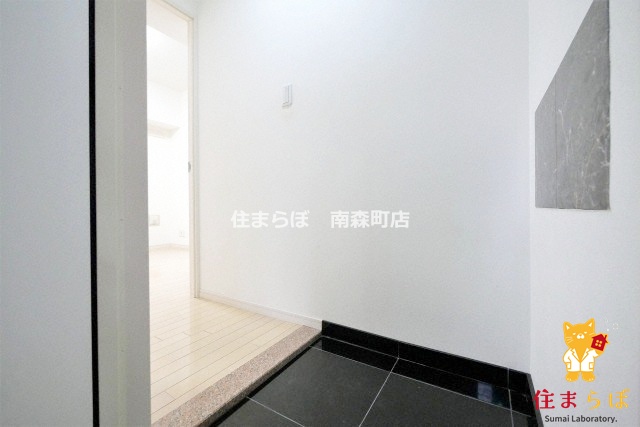 玄関　「気になったら、LINEで気軽に相談できますよ。」