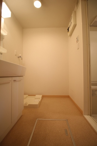 洗面設備　ゆったりとスペースのある洗面所