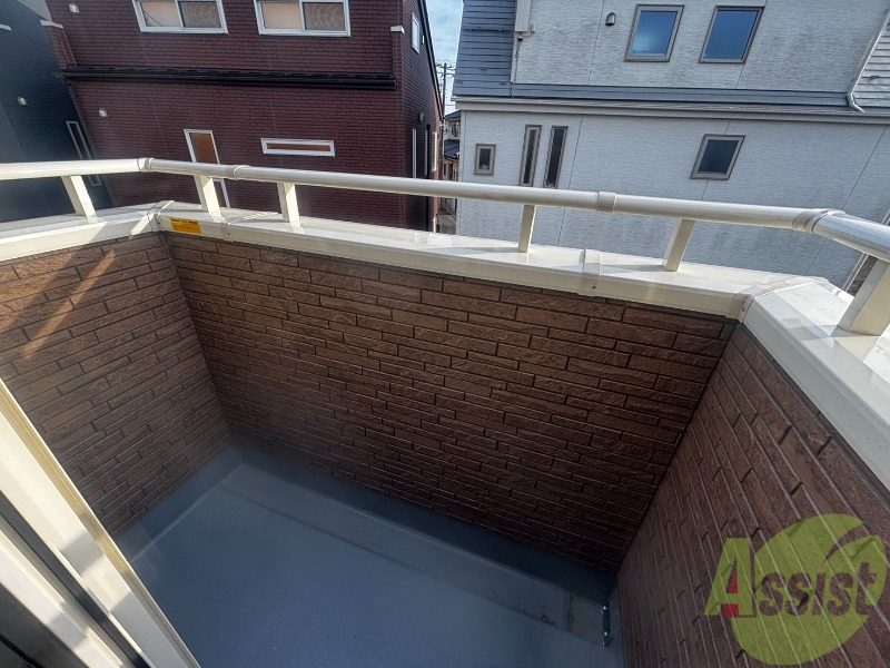 バルコニー　バルコニーは洗濯物を干すのに十分な広さがありますね。