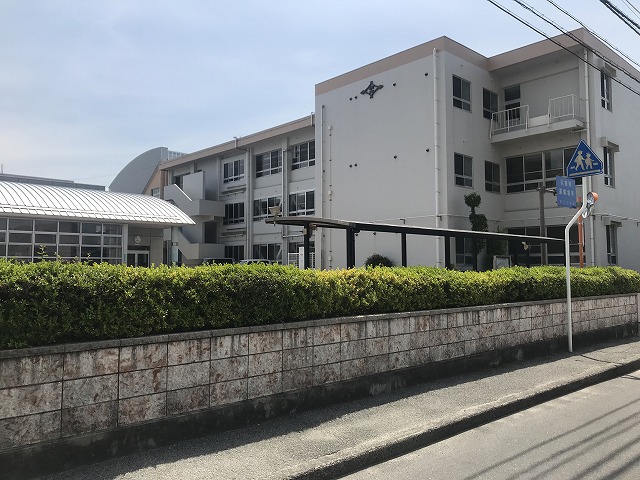 小学校　松山市立余土小学校（小学校）まで624m