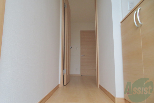 玄関　玄関から撮影しました。お部屋の明るさが伝わりますね。