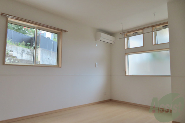 居室・リビング　リビングは８．８帖の洋室です。広々していてゆったり出来ますね