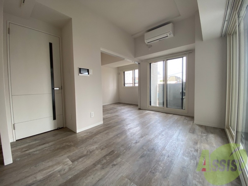 居室・リビング　リビングです。木目のフローリングが落ち着きますね。