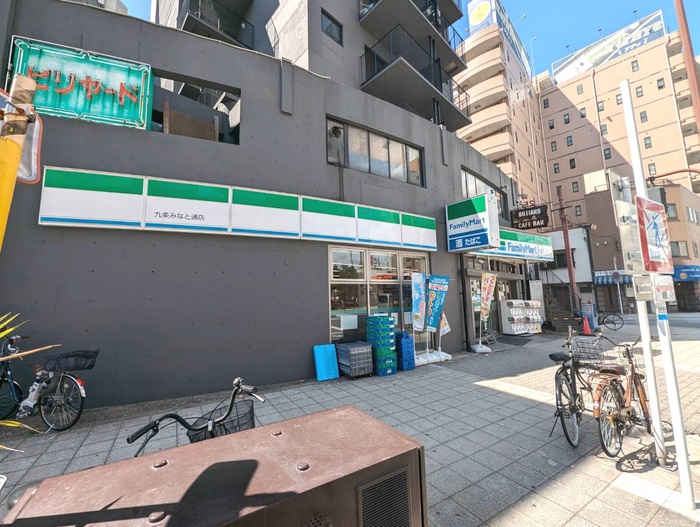 コンビニ　ファミリーマート（コンビニ）まで108m