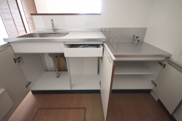 キッチン　※参考写真　105号室の室内写真です。色・設備等の違いや反転