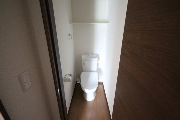 トイレ　※参考写真　105号室の室内写真です。色・設備等の違いや反転