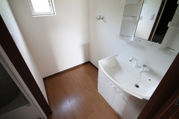 洗面設備　※参考写真　105号室の室内写真です。色・設備等の違いや反転
