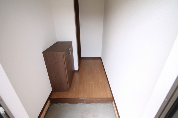 玄関　※参考写真　105号室の室内写真です。色・設備等の違いや反転