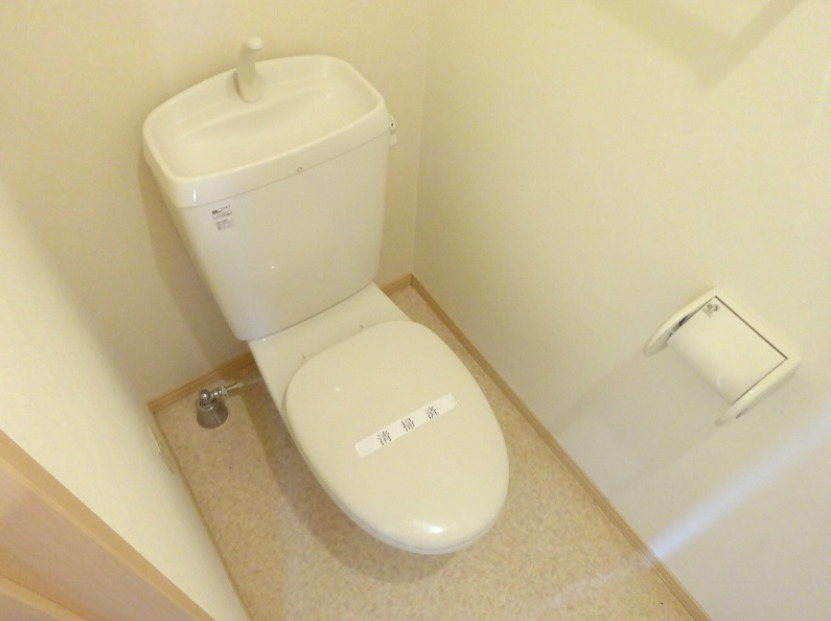 トイレ　落ち着いた色調のトイレです