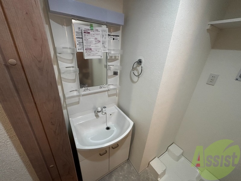 洗面設備　洗面所は独立しており、シャワー付きです。