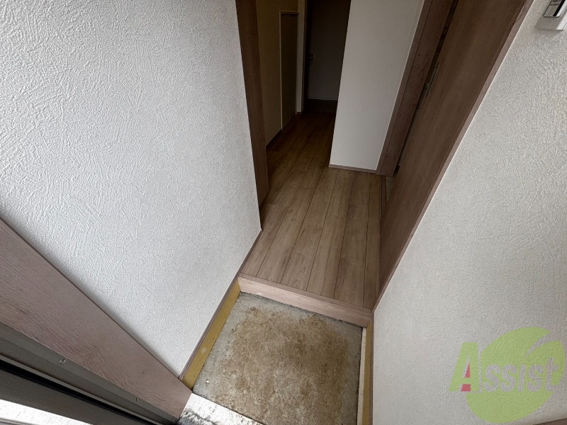 玄関　玄関からの様子です。すぐ部屋が見えないのは安心ですね。