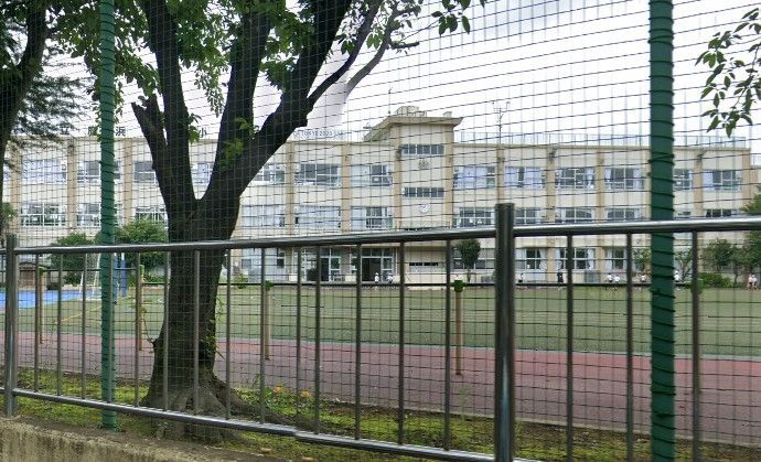 小学校　足立区立鹿浜第一小学校（小学校）まで220m
