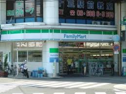 コンビニ　ファミリーマート 十三東店（コンビニ）まで124m