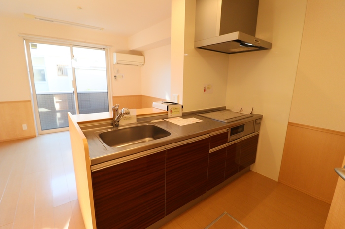 キッチン　対面システムキッチン（3口IH、グリル、浄水器付）