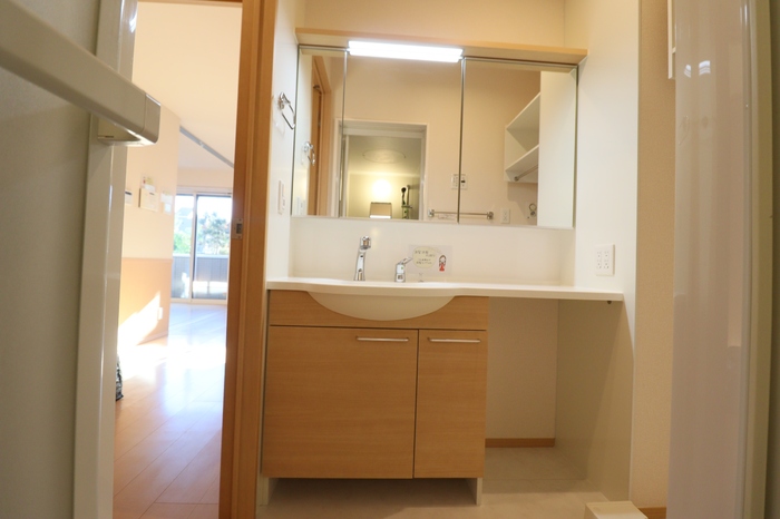 洗面設備　大型洗髪洗面化粧台（三面鏡）