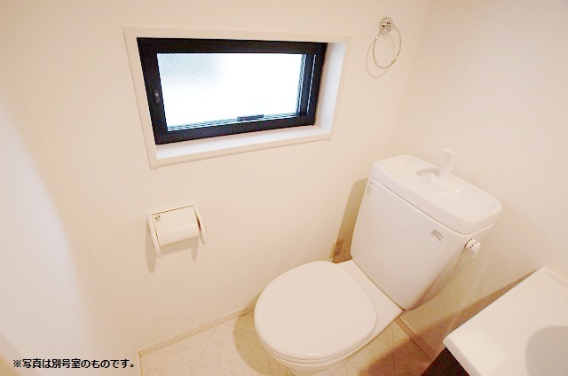 トイレ　落ち着いた色調のトイレです