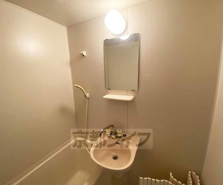 洗面設備　歯ブラシなども置ける棚付き