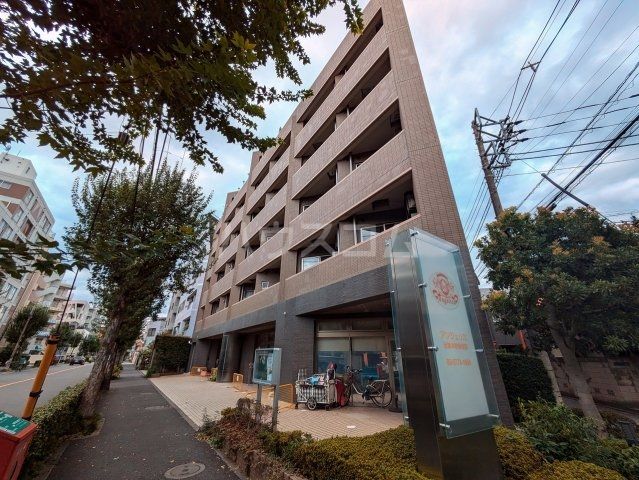 1K Mansion in Meguro, Tokyo - Image 1
