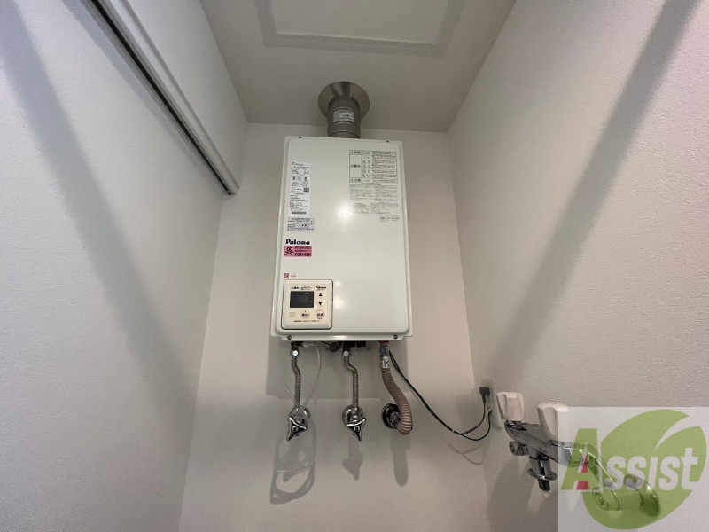 洗面設備　給湯器は簡単操作で温度調整ができますよ。