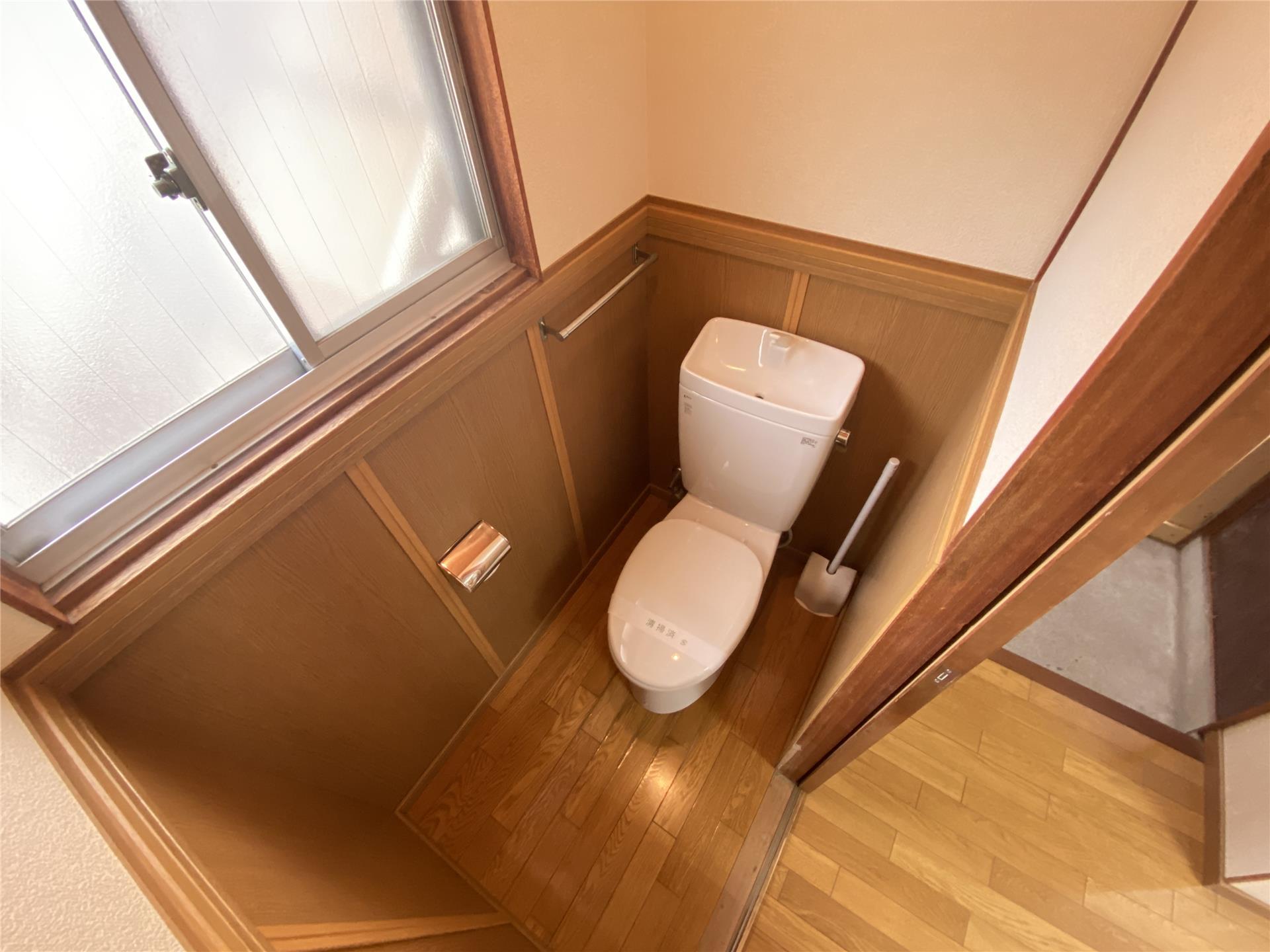 トイレ　窓も大き目で換気もしっかりできる洋式トイレ♪