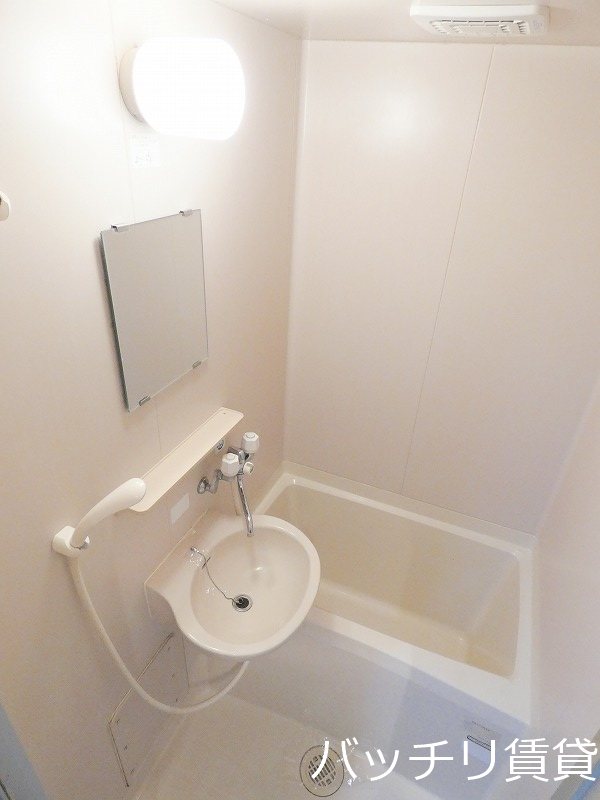 洗面設備　別号室タイプの為、現状を優先致します。