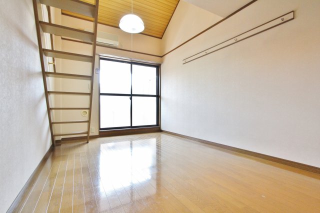 居室・リビング　参考写真（同物件別部屋）