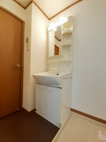 洗面設備　明るい洗面所です