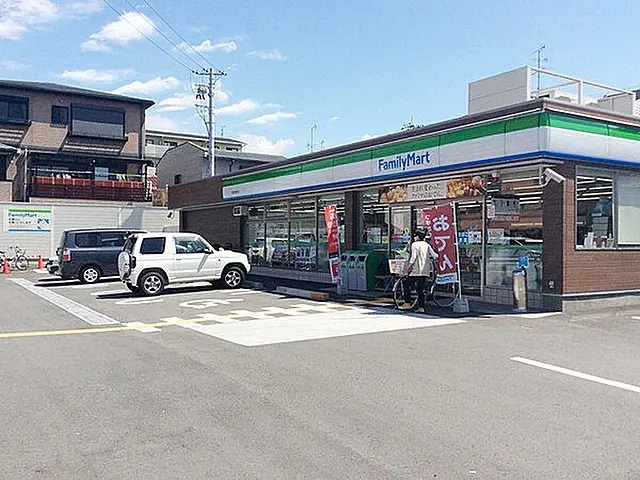 コンビニ　ファミリーマート高石高師浜店（コンビニ）まで439m