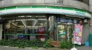 コンビニ　ファミリーマート浮間舟渡駅前店（コンビニ）まで70m