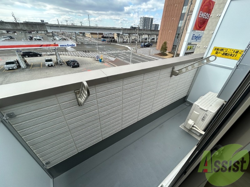 バルコニー　バルコニーは洗濯物を干すのに十分な広さがありますね。