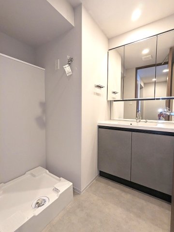 洗面設備　三面鏡付独立洗面室、洗濯機置場は排水口のお手入れがし易い様に