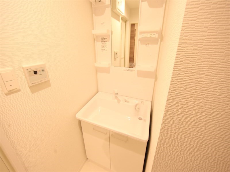 洗面設備　脱衣所　独立洗面台（シャンプードレッサー付）収納スペース有