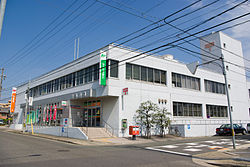 郵便局　緑郵便局（郵便局）まで667m