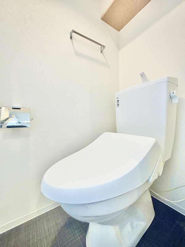 トイレ　白基調で清潔感のある空間