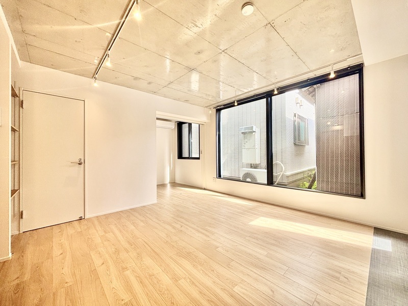 その他部屋・スペース　明るい床材がお部屋を広く見せます　※同間取りの４０２号室の写