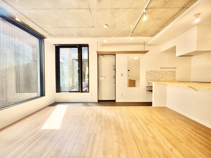 その他部屋・スペース　奥行き感のあるお部屋　※同間取りの４０２号室の写真です