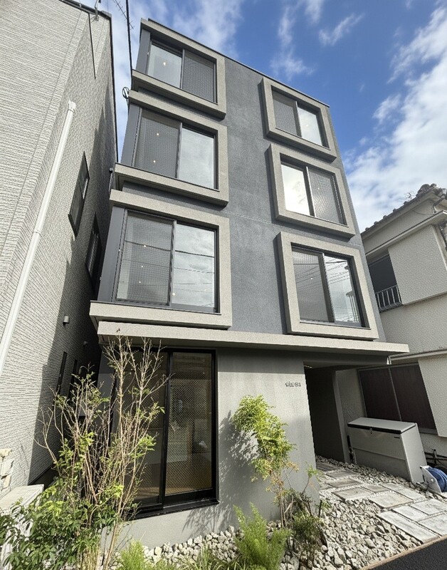 建物外観　直線的でスタイリッシュな外観