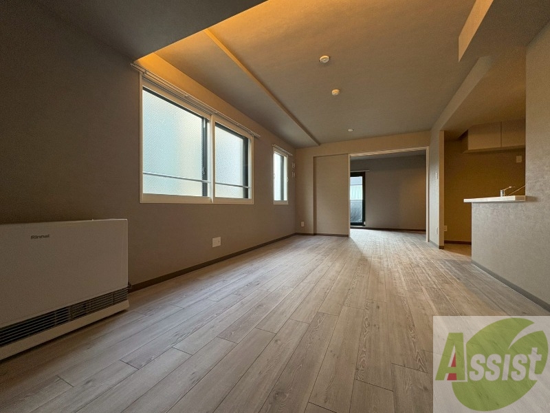 居室・リビング　リビングです。窓が大きくて明るいですね！