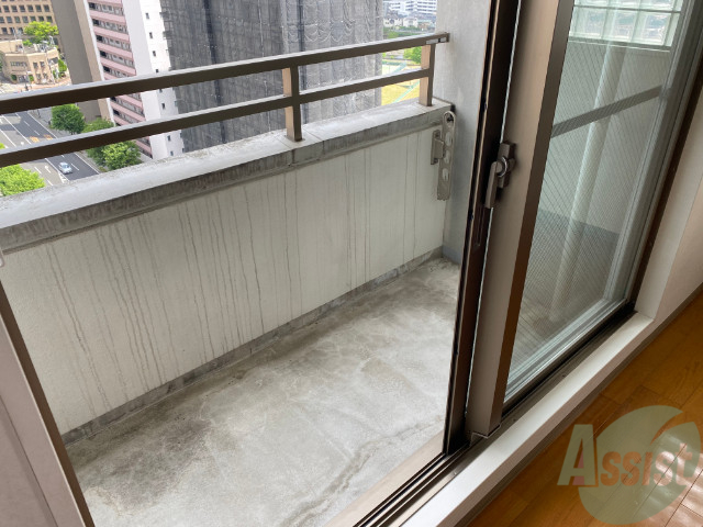 バルコニー　少し小さくても洗濯物はちゃんと外に干せますよ。