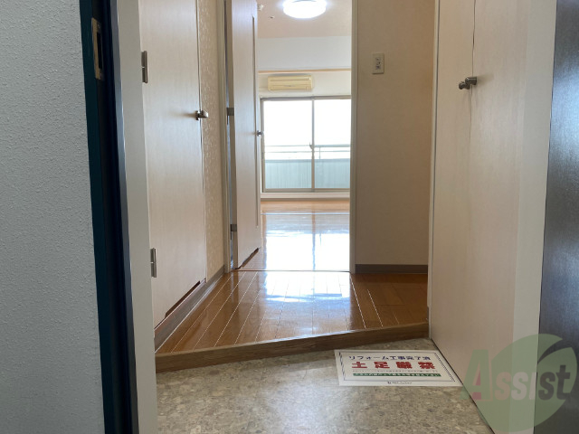 玄関　玄関からも陽の光が見えて、気持ちが良いですね。