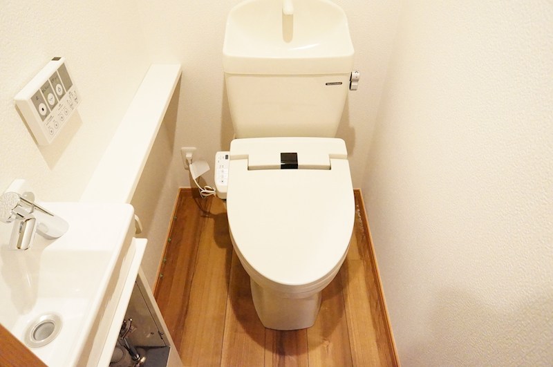トイレ　温水洗浄便座つき