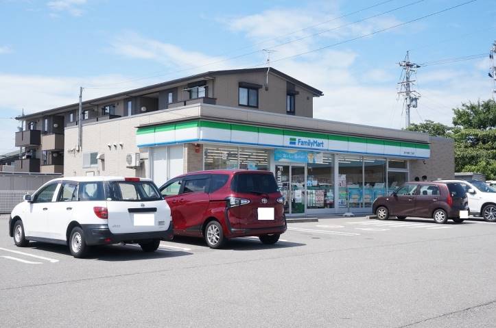 コンビニ　ファミリーマート（コンビニ）まで314m