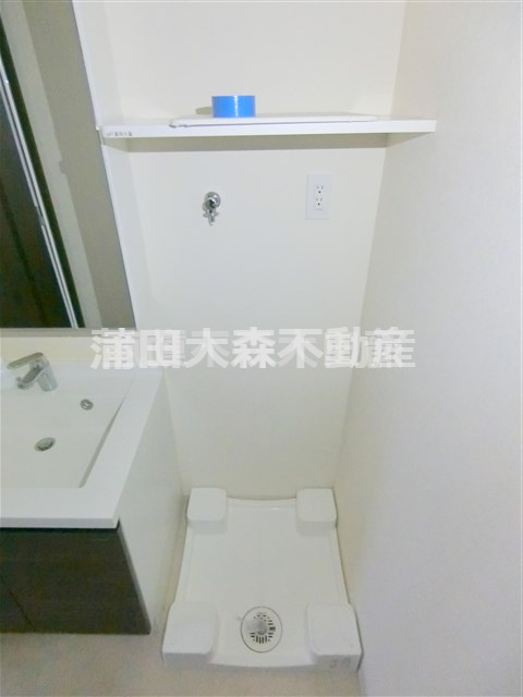 その他設備　棚付きの室内洗濯機置き場