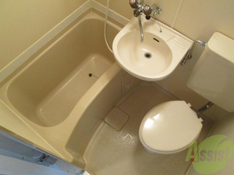 バス・シャワールーム　標準的なユニットバスです