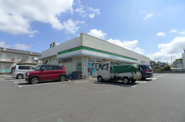 コンビニ　ファミリーマート（コンビニ）まで780m