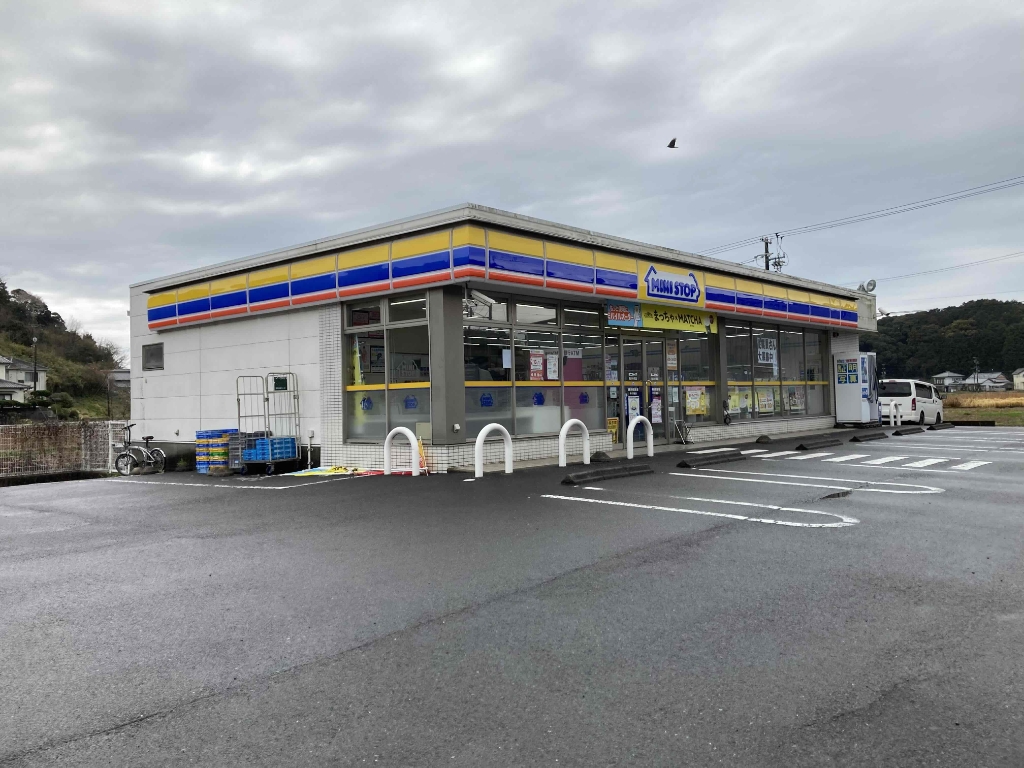 コンビニ　ミニストップ　菊川半済店（コンビニ）まで1025m