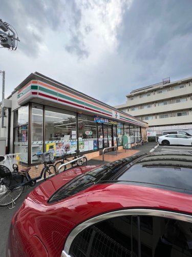 コンビニ　セブンイレブン目黒碑文谷3丁目（コンビニ）まで666m