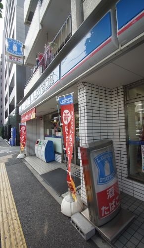 コンビニ　ローソン 大森中店（コンビニ）まで104m