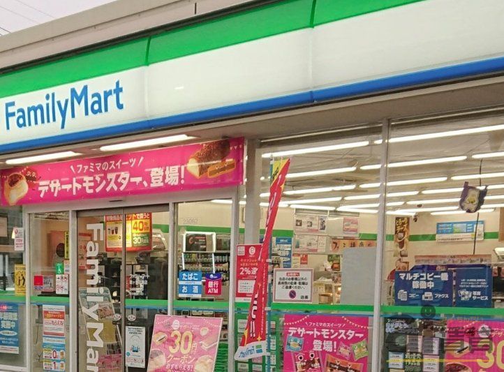 コンビニ　ファミリーマート鶴ヶ島駅西店（コンビニ）まで890m